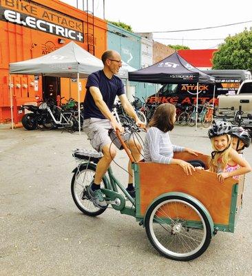 Family with cargo box bike Virtue Schoolbus at Bike Attack Electric