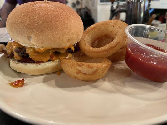 Pimento burger with onion rings