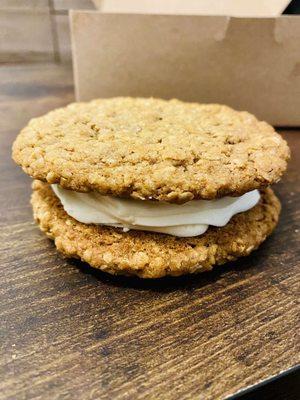 Oatmeal crème pie ($4)