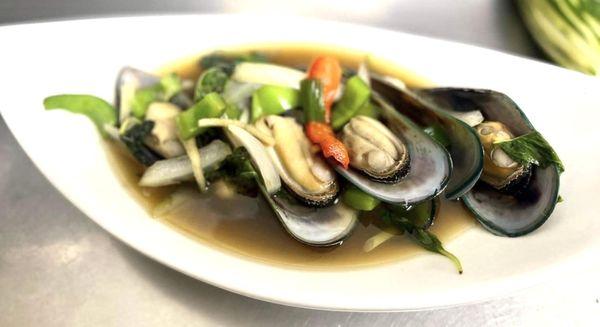 Thai Basil steamed New Zealand mussels