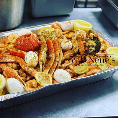 Low Country w/ Snow Crabs and Lobster added - Large Pan (Available Preorder)