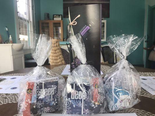 Take home to your family and friends these lovely gift bags