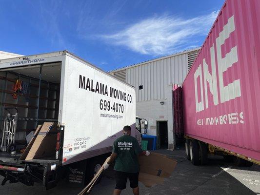 Unloading 40' container smooth and safely