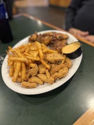 Wings with fries and onion petals.