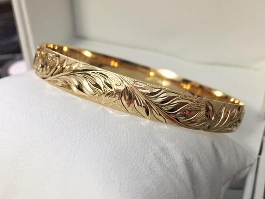 A closer look at the "wild maile" design on a 14k 8mm medium weight barrel bangle with no edge.