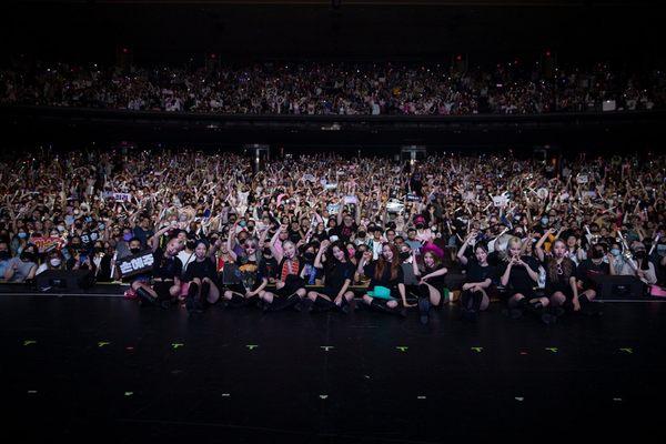 The picture the group took with the audience at the end of the show