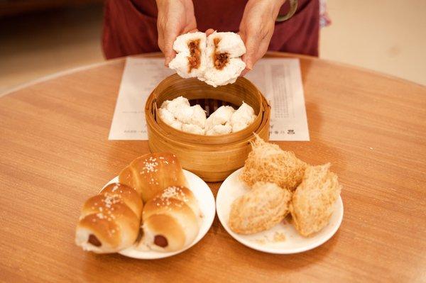 From center to clockwise: char siu (or pork) buns (also known locally as manapua), taro gok (or taro puff) & hot dog buns