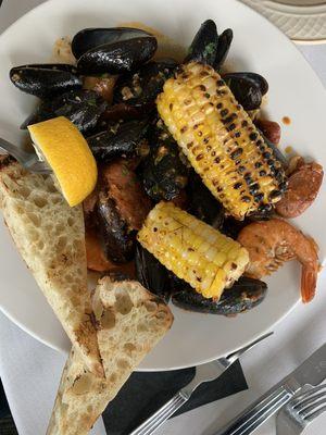 Creole Mussels appetizer - it was HUGE!   Mussels, Shrimp, sausage & corn.  So good!