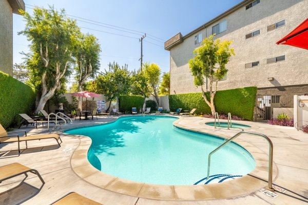 Large pool, spa, BBQ area at the Parkview Apartments in Lake Balboa