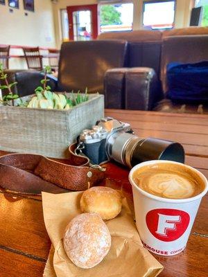 Bonjour lovers! Cappuccino & Beignet kinda morning;)