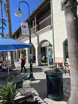 Right on Linden Ave. Outdoor sunny tables