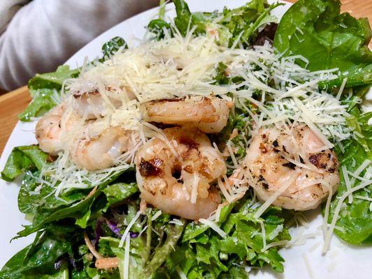 Salad with grilled shrimp