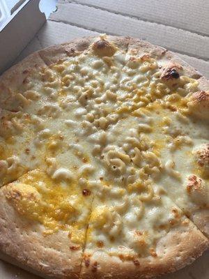 Mac and cheese pizza