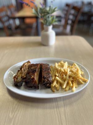 Costillas de puerco a la barbecue.