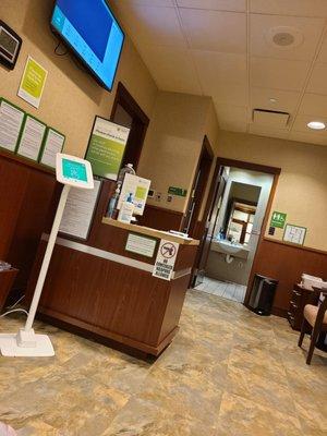 Small waiting room with 3 chairs