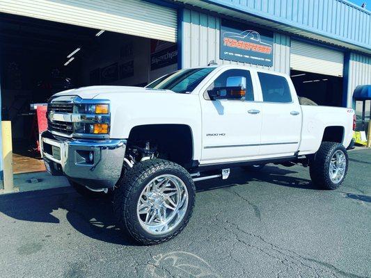 2019 CHEVY 2500HD WITH 7" TCS LIFT AND 24" WHEELS AND 37" TIRES