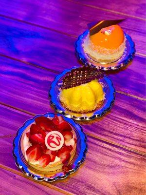 sticky rice & mango bomb cake, yuzu white chocolate cheesecake, strawberry fruit tart (06/2022)