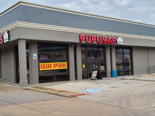 Store front for the newly opened LA Casita Tacos Pupusas y Mas