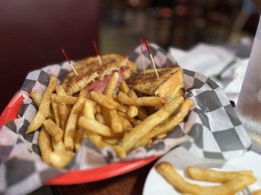 Pastrami sandwich w fries