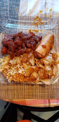 1 item combo with an egg roll & a soda..1/2 Beef Chow Fun and 1/2 Chicken Fried rice with the Human Pork..YUCK.