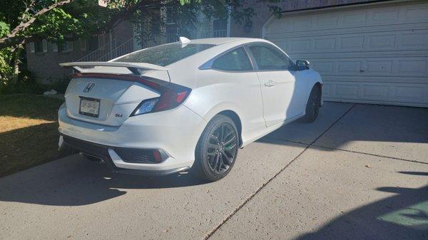 2020 Honda Civic Si 1.5 L Turbo Charged Engine Sports Coupe with 18" Rims and a 6-speed manual transmission