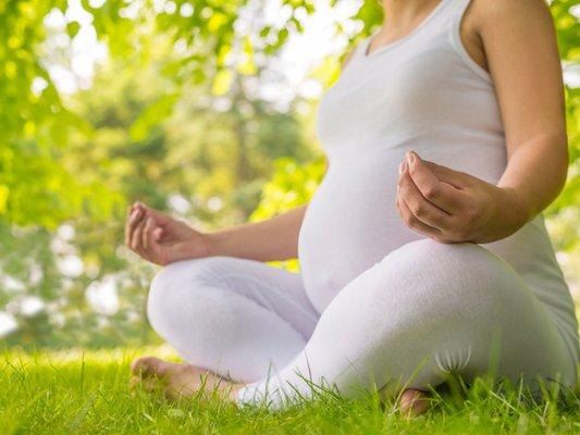 Doula Yogi provides prenatal yoga classes at Eagle Lake Park near Clearwater, FL