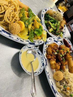 Luncheon Specials 

Curry Shrimp; Kanji Chicken; Broccoli Beef