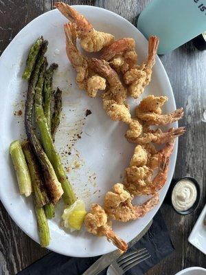 Fried shrimp with grilled asparagus