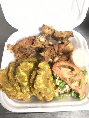 Chicharrón de pollo con tostones...