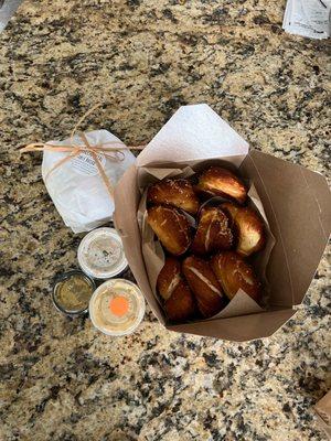 Half box assorted with dipping sauces and rosemary "table bread". Amazing