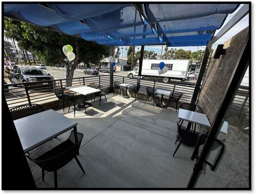 Gelson's Hollywood's
Upgraded Outdoor Patio .