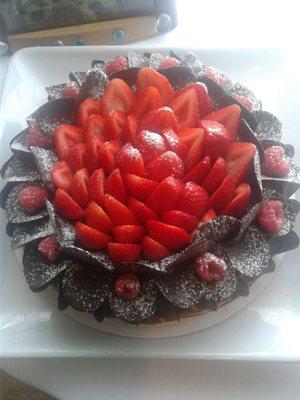 Chocolate petal cake with strawberries