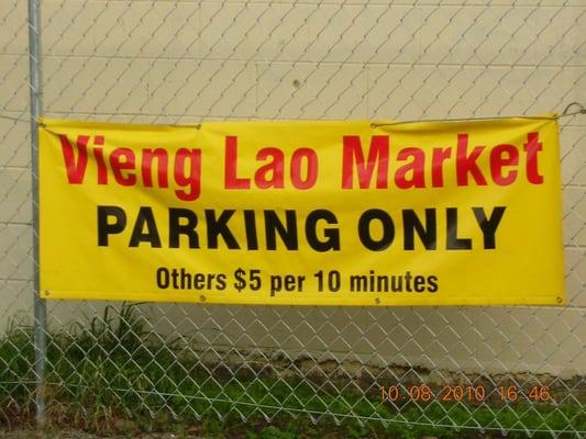 Vieng Lao Market's parking lot sign...