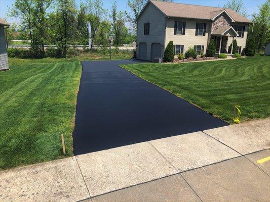 Sealcoating Hershey PA. Driveway Sealcoating, Residential Sealcoating, Driveway Paving. Sealcoating Hummelstown PA, Paver.  Asphalt, Sealer