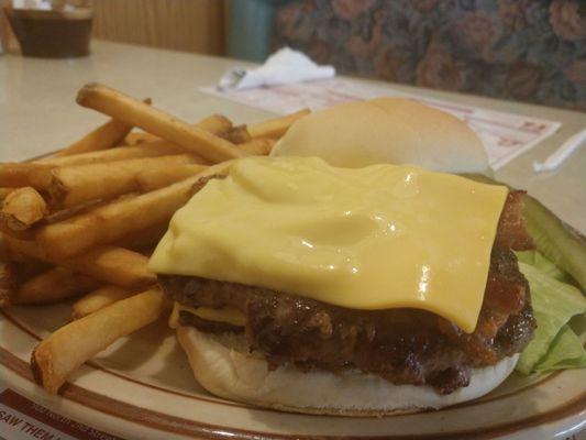 Super Bacon cheeseburger w/fries