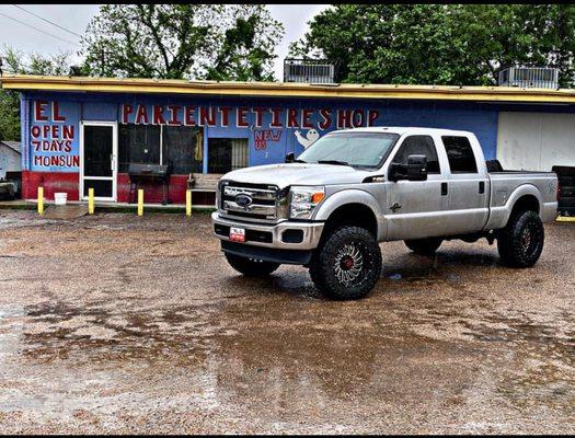 El pariente tire shop