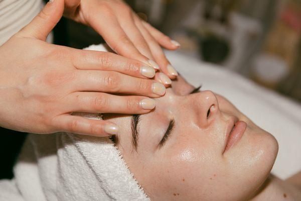 A relaxing, result-oriented facial experience