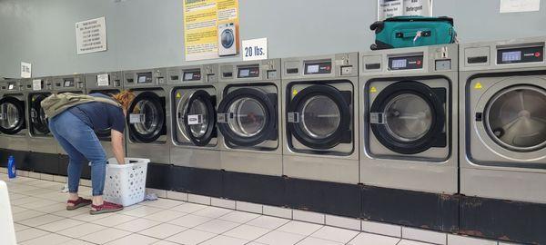 Row of washers 20 to 40 lbs, plenty of dryers.  Staff on-site and very helpful.