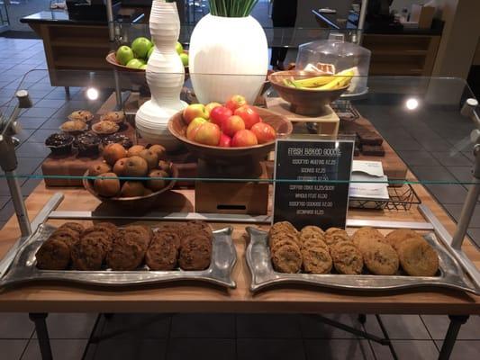 The other side of that pastry station. Who doesn't love chocolate chip cookies?