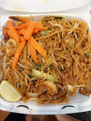 Shrimp pad thai