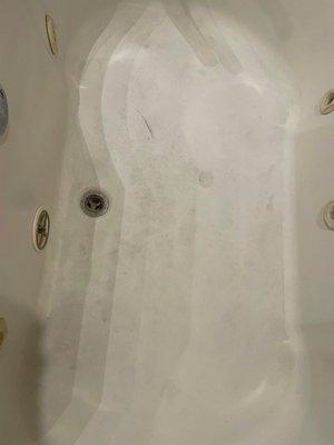 Jacuzzi tub with grime, no drain plug