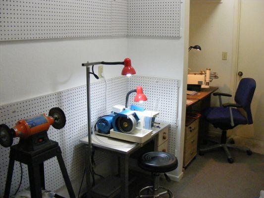 Our On Site Cutting Room. We can polish rings; Saw and Shape Rough Colored Stones; Facet Colored Stones.