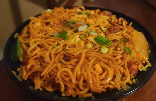 Schezwan Chicken Noodles (Veg Hakka noodles and egg/chicken.)