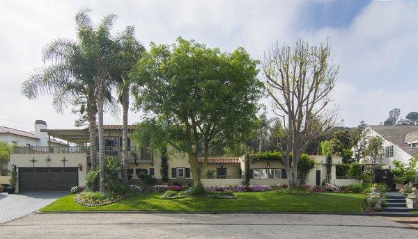 11554 Kelsey Street, Studio City sold for $2,775,000. 5 bedrooms 6 bathrooms pool and paddle tennis court.