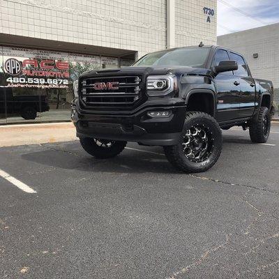 2017 GMC Sierra got lifted and wheeled up