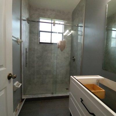 Frameless shower door