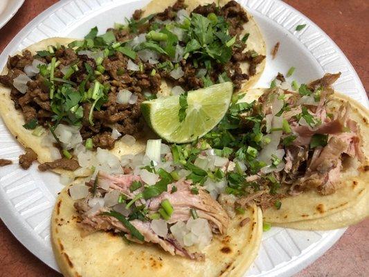 Tacos de carnitas y asada.