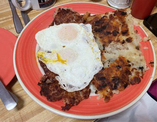 Corn beef hash with 2 eggs