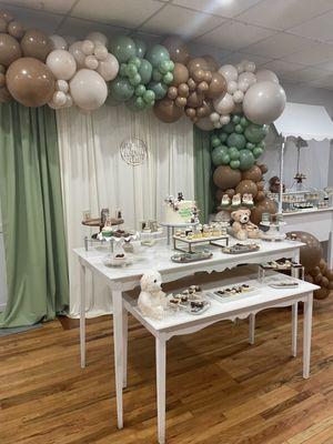 Cake table styled by party solvers and PS_balloons