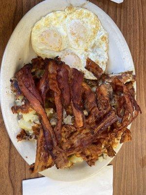 Egg and bacon breakfast with the German fried potatoes